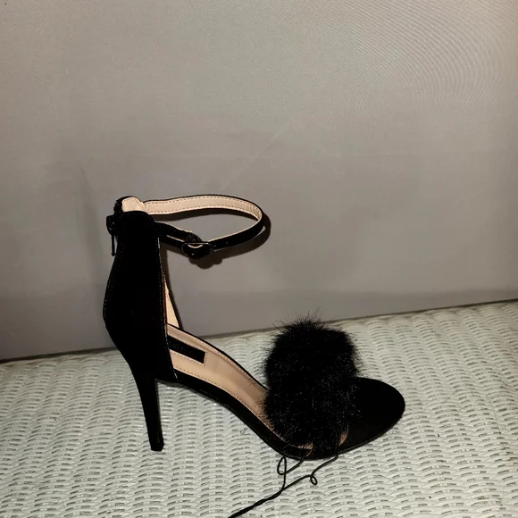 Brand new heels open toes, faux fur design various sizes, - Picture 6 of 7